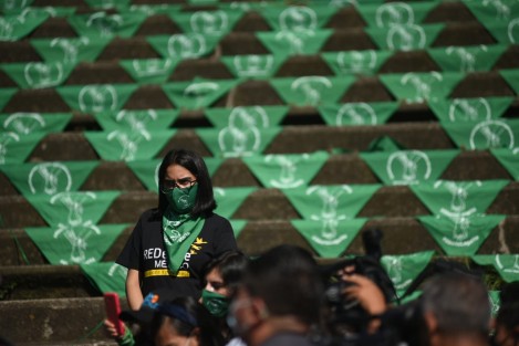 Colectivo de mujeres feministas exigió a las autoridades que sea publicado cuanto antes el Protocolo de Aborto Seguro en Veracruz. Como parte de su demanda, tapizaron escalinatas del Paseo de Los Lagos con pañuelos verdes. 