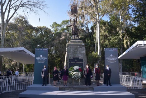  La Magistrada Presidenta Isabel Inés Romero Cruz, Presidenta del Tribunal Superior de Justicia y del Consejo de la Judicatura del Estado de Veracruz, acompañada por Magistradas, Magistrados y Consejeros, presidió la Guardia de Honor a Don Miguel Hidalgo y Costilla, en el parque Los Berros de esta ciudad.