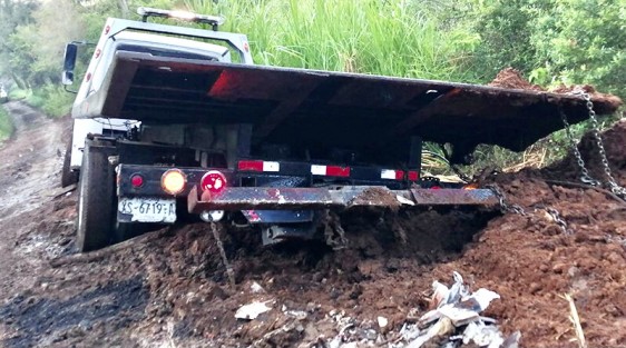 Desde mediados de septiembre, en  la calle Agua Azul  de la colonia Emiliano Zapata, en la ciudad de Xalapa, el operativo para retirar con grúa un vehículo con reporte de robo, ocasionó en problemas en cascada a los vecinos, ya que se destruyó el camino de terracería al atascarse 3 unidades.
