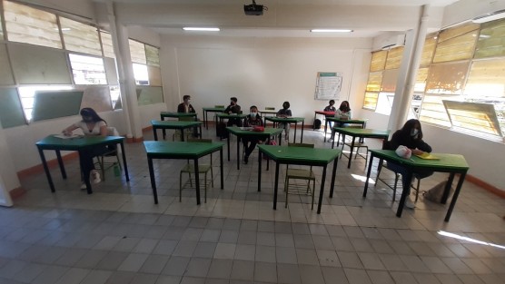 Desde el anonimato, el personal criticó que el propio secretario de Educación haya declarado que los reportes de casos positivos son sólo rumores, pues al menos en ese plantel son varios los académicos que se han contagiado. 