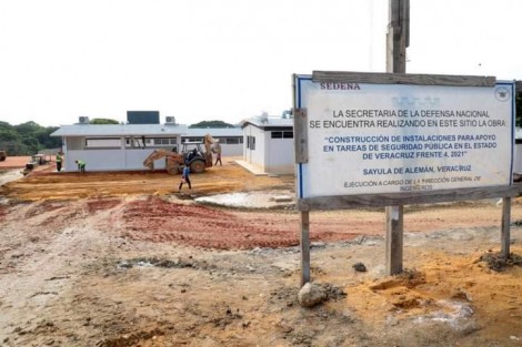 Elmandatario estatal compartió imágenes de cuando visitó hace unos meses el terreno y el avance que lleva hasta el día de hoy. Estas instalaciones se encuentran en una zona estratégica que permitirá fortalecer las acciones de seguridad en la región del Corredor Interoceánico del Istmo de Tehuantepec.