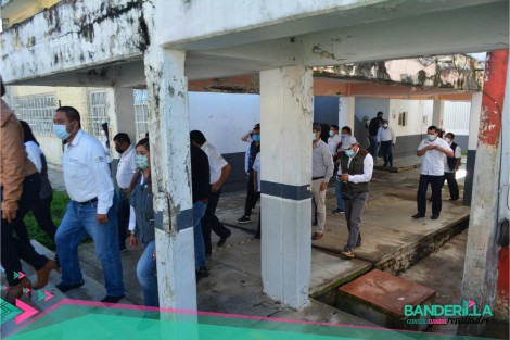 La Dirección de Protección Civil del Ayuntamiento de Banderilla prestó apoyo a la Jurisdicción Sanitaria número V para la realización de un Simulacro de Evacuación en caso de Sismo. Sin duda, la colaboración interinstitucional a favor de la cultura de la protección civil, es imprescindible, y en Banderilla damos cuenta de ello.
