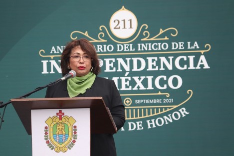 La auditora general del ORFIS, Delia González Cobos, acompañada por su equipo de colaboradores, en la Guardia de Honor a Miguel Hidalgo y Costilla, Padre de la Patria.