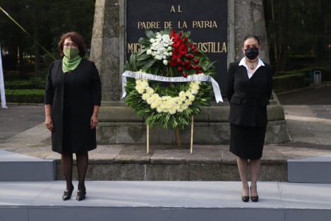 La auditora general del ORFIS, Delia González Cobos, acompañada por su equipo de colaboradores, en la Guardia de Honor a Miguel Hidalgo y Costilla, Padre de la Patria.
