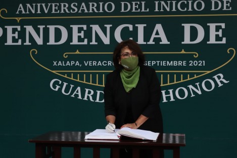 La auditora general del ORFIS, Delia González Cobos, acompañada por su equipo de colaboradores, en la Guardia de Honor a Miguel Hidalgo y Costilla, Padre de la Patria.