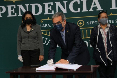  El rector de la Universidad Veracruzana, Martín Aguilar Sánchez, participó en la Guardia de Honor ante la figura de Miguel Hidalgo.