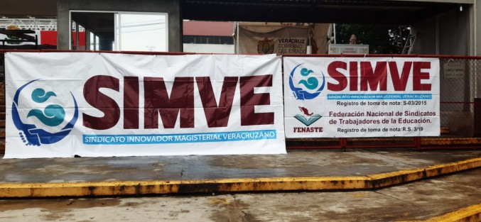  Integrantes del Sindicato Innovador Magisterial Veracruzano se manifestaron en la SEV exigiendo  la reinstalación de varios de sus compañeros, entre otras demandas. 