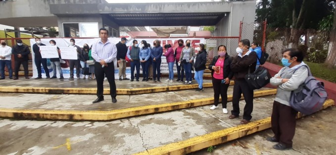  Integrantes del Sindicato Innovador Magisterial Veracruzano se manifestaron en la SEV exigiendo  la reinstalación de varios de sus compañeros, entre otras demandas. 