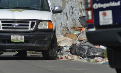 Esta mañana en un montón de basura acumulada en la esquina de las calles : Honduras y Las Hayas, colonia Reforma, en la ciudad de Xalapa, fueron encontrados  restos humanos envueltos en una cobija y dentro de un tambo de plástico.  