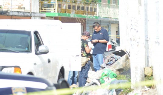 Esta mañana en un montón de basura acumulada en la esquina de las calles : Honduras y Las Hayas, colonia Reforma, en la ciudad de Xalapa, fueron encontrados  restos humanos envueltos en una cobija y dentro de un tambo de plástico.  