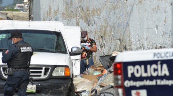 Esta mañana en un montón de basura acumulada en la esquina de las calles : Honduras y Las Hayas, colonia Reforma, en la ciudad de Xalapa, fueron encontrados  restos humanos envueltos en una cobija y dentro de un tambo de plástico.  