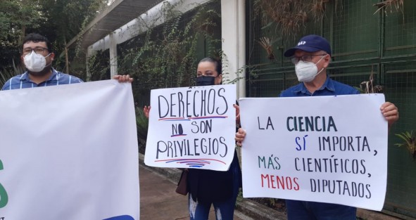 Investigadores del Sindicato Independiente de Trabajadoras y Trabajadores de Investigación de Cátedras Conacyt (Siintracatedras), protestaron afuera del Instituto Nacional de Ecología (Inecol) para exigir que sean respetados sus derechos laborales. 