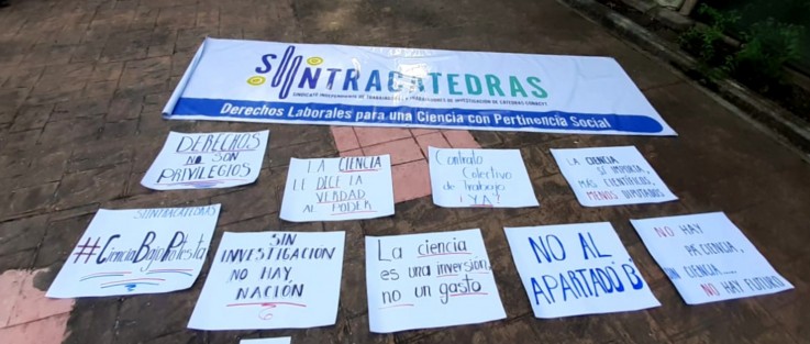 Investigadores del Sindicato Independiente de Trabajadoras y Trabajadores de Investigación de Cátedras Conacyt (Siintracatedras), protestaron afuera del Instituto Nacional de Ecología (Inecol) para exigir que sean respetados sus derechos laborales. 