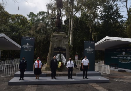 Integrantes del Patronato del H. Cuerpo de Bomberos de Xalapa, acudieron a montar guardia ante el monumento a Miguel Hidalgo. Ahí nuevamente hicieron notar la falta de apoyo económico de autoridades y población para este organismo, por lo que siempre tienen carencias que no pueden solventar.