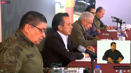 El Secretario de la Defensa Nacional, Cresencio Sandoval, informó sobre la entrega de apoyos a damnificando, confirmando que hay un retraso en la entrega de enseres, debido a problemas de producción. 