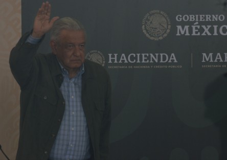 El Presidente de la República garantizó el reforzamiento de los programas de Bienestar, como los de adultos mayores, para personas con discapacidad y La Escuela es Nuestra, que ha beneficiado a 42 de 107 planteles en Huayacocotla; <em>la responsabilidad es del gobierno, pero el pueblo nos ayuda y maneja bien sus fondos; avanzamos todos</em>.  