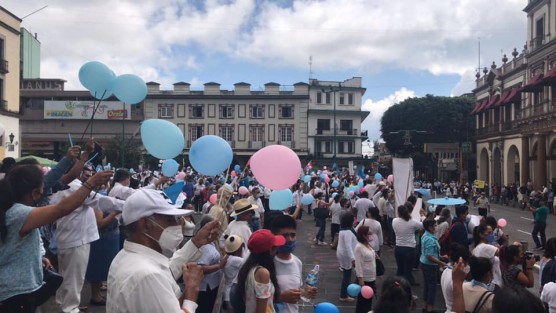 Como en varias ciudades del país, en Xalapa este domingo se llevó a cabo la denominada por sus convocantes, <em>Marcha a Favor de la Mujer y la Vida</em>, donde participaron personas en contra del aborto. 