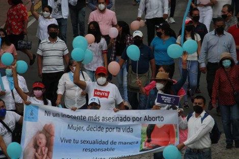 Como en varias ciudades del país, en Xalapa este domingo se llevó a cabo la denominada por sus convocantes, <em>Marcha a Favor de la Mujer y la Vida</em>, donde participaron personas en contra del aborto. 