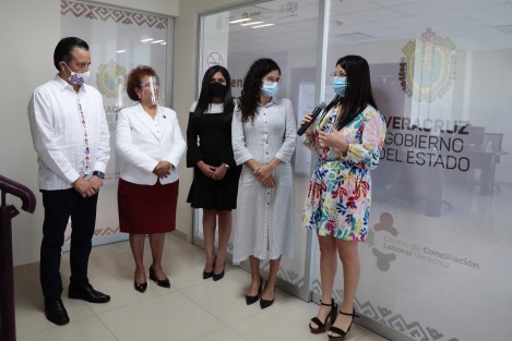A menos de un año de ser publicada la ley en la Gaceta Oficial del Estado, este lunes el gobernador Cuitláhuac García Jiménez y la secretaria del Trabajo y Previsión Social, Luisa María Alcalde Luján, inauguraron la delegación Boca del Río del Centro de Conciliación Laboral de Veracruz, lo cual garantiza justicia a los trabajadores y al mismo tiempo libertad y democracia sindical.