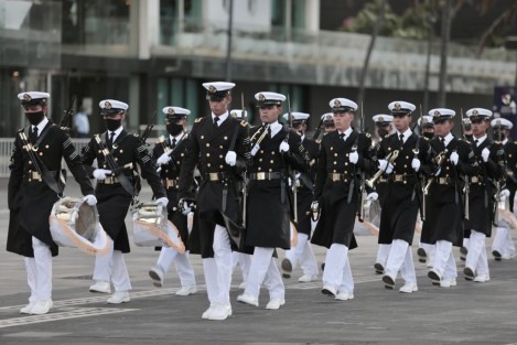 En el despliegue conmemorativo participó un contingente naval estuvo compuesto por dos mil 749 elementos en tierra y 166 a bordo de aeronaves.