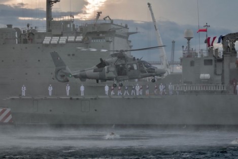 En el despliegue conmemorativo participó un contingente naval estuvo compuesto por dos mil 749 elementos en tierra y 166 a bordo de aeronaves.