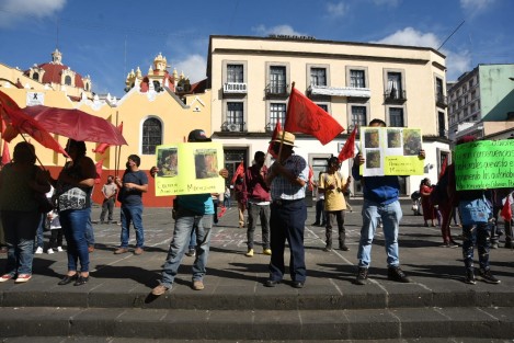 Integrantes de Antorcha Campesina se manifestaron en la Plaza Lerdo; solicitan a las autoridades atender socavón que se originó en la colonia ampliación Moctezuma, lo que pone en riesgo viviendas.