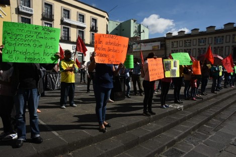 Integrantes de Antorcha Campesina se manifestaron en la Plaza Lerdo; solicitan a las autoridades atender socavón que se originó en la colonia ampliación Moctezuma, lo que pone en riesgo viviendas.