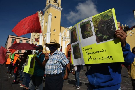 Integrantes de Antorcha Campesina se manifestaron en la Plaza Lerdo; solicitan a las autoridades atender socavón que se originó en la colonia ampliación Moctezuma, lo que pone en riesgo viviendas.