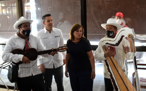 Durante su visita a conocido café de Veracruz,  un decimero le dedicó unos versos a Rocío Nahle, secretaria de Energía, de quien dijo será la futura gobernadora, lo que hizo sonreír a la funcionaria. 