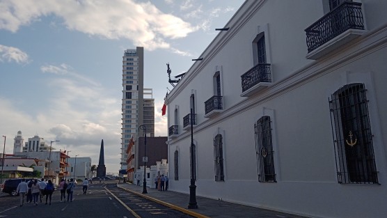 Durante su conferencia de prensa en el puerto de Veracruz,  el Presidente López Obrador dijo apoyar la exigencia de ciudadanos que exigen detener la construcción de la torre que se construye en pleno Centro Histórico de esa ciudad. 