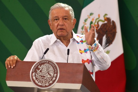 El Jefe del Ejecutivo Federal pidió a los jueces del Poder Judicial, estar pendientes del tema de la construcción de la torre, un adefesio erigido con influyentismo, como ha sido revelado. 
