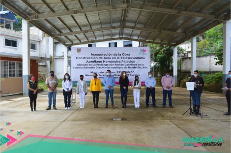 El alcalde de Banderilla, Ver., Juan Manuel Rivera González, inauguró un aula en la telesecundaria Aureliano Hernández Palacios de ese municipio. <em> Es fundamental contar con espacios propicios y suficientes para el alumnado, y es ahí donde la inversión más inteligente es la Educación</em>, expresó el edil.