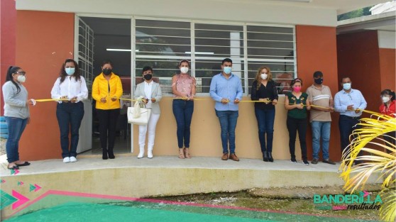 El alcalde de Banderilla, Ver., Juan Manuel Rivera González, inauguró un aula en la telesecundaria Aureliano Hernández Palacios de ese municipio. <em> Es fundamental contar con espacios propicios y suficientes para el alumnado, y es ahí donde la inversión más inteligente es la Educación</em>, expresó el edil.