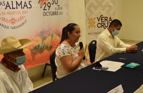 La secretaria de Turismo, Xóchitl Arbesú Lago, invitó al Festival <em>Peregrinar de las Almas</em>, del 29 al 31 de octubre, en el parque Takilhsukut, en Papantla. 