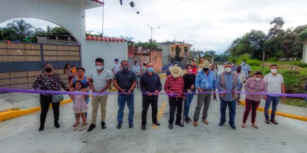 El alcalde Mario Chama Díaz entregó obras en calle Heberto Castillo y Col. Rocco D´ Arcángelis en la cabecera municipal de Teocelo.