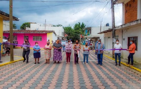 El alcalde Mario Chama Díaz entregó obras en calle Heberto Castillo y Col. Rocco D´ Arcángelis en la cabecera municipal de Teocelo.