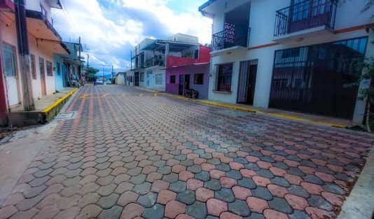 Se inauguró las calles Teteles, Cuatli y Cipatli de la Col. Rocco D´ Arcángelis, como parte de la segunda etapa para dicha colonia, que consta de construcción en adocreto de alta resistencia, banquetas y guarniciones con una inversión de $700,000.00. 