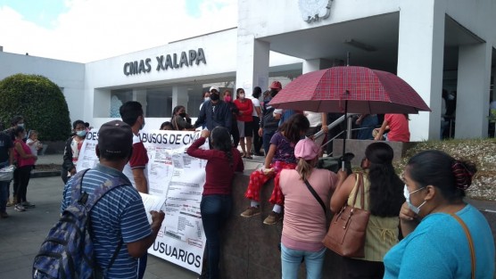 Habitantes de la colonia  Fredepo se manifestaron frente a la Comisión Municipal de Agua y Saneamiento (CMAS), a su decir, por altos cobros de recibos de agua. 