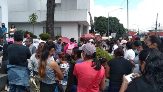 Habitantes de la colonia  Fredepo se manifestaron frente a la Comisión Municipal de Agua y Saneamiento (CMAS), a su decir, por altos cobros de recibos de agua. 