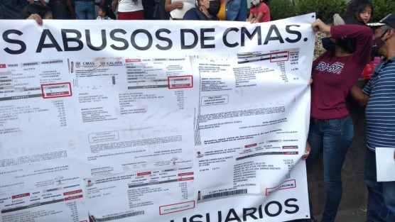Los manifestantes atribuyen el alto cobro a la cuota de saneamiento, sin embargo en los recibos que muestran impresos en lonas lo que genera el elevado importe son los adeudos y recargos por falta de pagos.