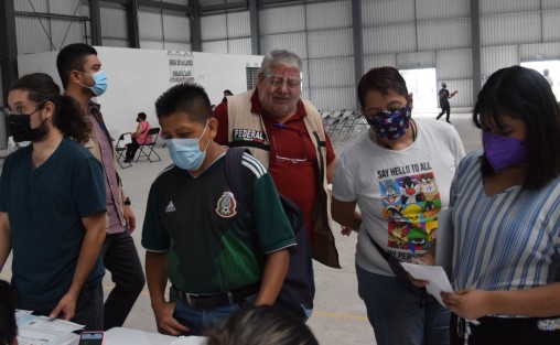 El delegado de Programas de la Secretaría de Bienestar, Manuel Huerta Ladrón de Guevara, recorrió el módulo de vacunación en el Gimnasio Omega para vigilar cómo se desarrollaba la jornada.