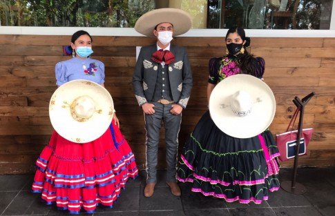 Integrantes de la Asociación de Charros de Xalapa A.C. y de las Escaramuzas Xallitic y Charras de Xalapa, invitan a la Charreada para celebrar el Día de la Raza, a realizarse este sábado 9 de octubre a partir de las 11:00 horas, en el Lienzo Charro de la avenida Murillo Vidal, de esta capital. 