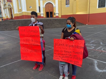 Jorge Iván Rivera Santamaría denunció en Plaza Lerdo abusos de los  que fue víctima por parte de elementos de la SSP, en el mes de julio. Fue detenido cuando entregaba un pedido en su moto; golpeado y acusado de robo de su vehiculo y llevar droga, lo cual no se le probó. Sin embargo su moto sigue retenida, por lo que pide le sea devuelta, pues es su modo de sustento. 
