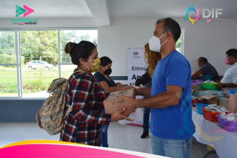El DIF de Banderilla continuó con la entrega de apoyos alimentarios a padres de familia de escuelas beneficiadas con el programa, una labor que ha sido sostenida durante lo que va de la administración, y que, gracias al H. Ayuntamiento, ha podido mantenerse de manera gratuita para apoyar a quienes más lo necesitan. 
