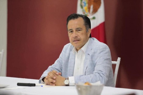 El Gobernador Cuitláhuac García informó que resultado de los operativos de seguridad de la Coordinación Estatal para la Construcción de la Paz se logró la detención de una banda en Coatzacoalcos por la comisión de diversos delitos presuntamente asociados a un grupo criminal del sur del estado. 