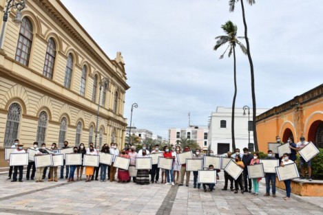 El Subcomité Veracruzano de Promoción Artesanal, coordinado por la Secretaría de Desarrollo Económico y Portuario (SEDECOP), en conjunto con el Instituto Veracruzano de la Cultura, entregaron este viernes 8 de octubre el Premio Anual Artesanal Veracruzano 2021 a las y los ganadores de la segunda edición de este certamen. 