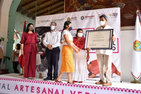 Reconociendo a la actividad artesanal como parte importante del patrimonio cultural de Veracruz, el Premio Anual Artesanal Veracruzano tiene el objetivo de elevar la calidad de los productos veracruzanos, permitiendo la creación de una cultura de competitividad entre la comunidad artesana. 