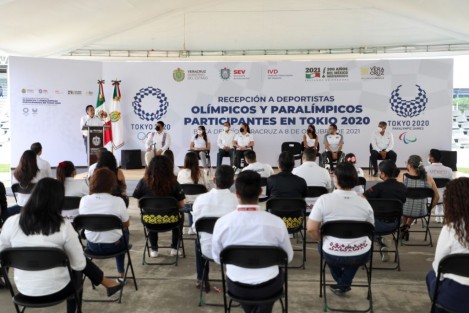 El gobernador Cuitláhuac García Jiménez encabezó la recepción de atletas veracruzanos que participaron en los Juegos Olímpicos y Paralímpicos Tokio 2020, así como medallistas de los Juegos Nacionales CONADE 2021, para otorgarles reconocimientos en la explanada del Deportivo Leyes de Reforma y la Arena Veracruz.