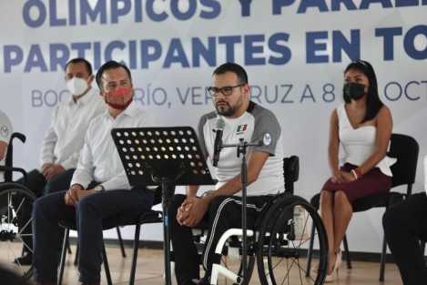 Diego López Díaz (paranatación) y Diana Gómez Ruiz (nado en aguas abiertas) agradecieron el respaldo del Estado a través del IVD y <em>al Gobernador por estar pendiente; tenemos fe en que con esta transformación nos veremos apoyados para seguir poniendo el nombre de Veracruz en alto</em>.