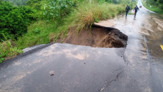 De acuerdo con los primeros datos, la carretera federal en Catemaco, por las lluvias del frente frío número dos provocaron la ruptura de medio carril en el kilómetro 180, en la localidad de Zapopan de Cabañas.